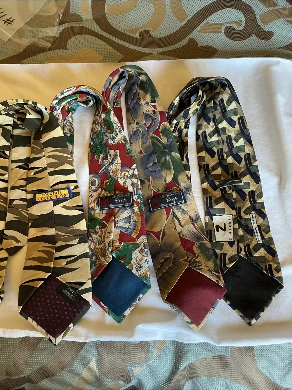 4 Mens Vintage Patterned Necktie Set - Tan w/ 2 Tie Clips